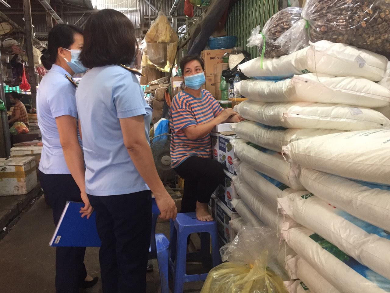 Đội Quản lý thị trường số 3 (quận Ba Đình) đến kiểm tra giá các mặt hàng thiết yếu tại chợ Thành Công Đội Quản lý thị trường số 3 (quận Ba Đình) đến kiểm tra giá các mặt hàng thiết yếu tại chợ Thành Công