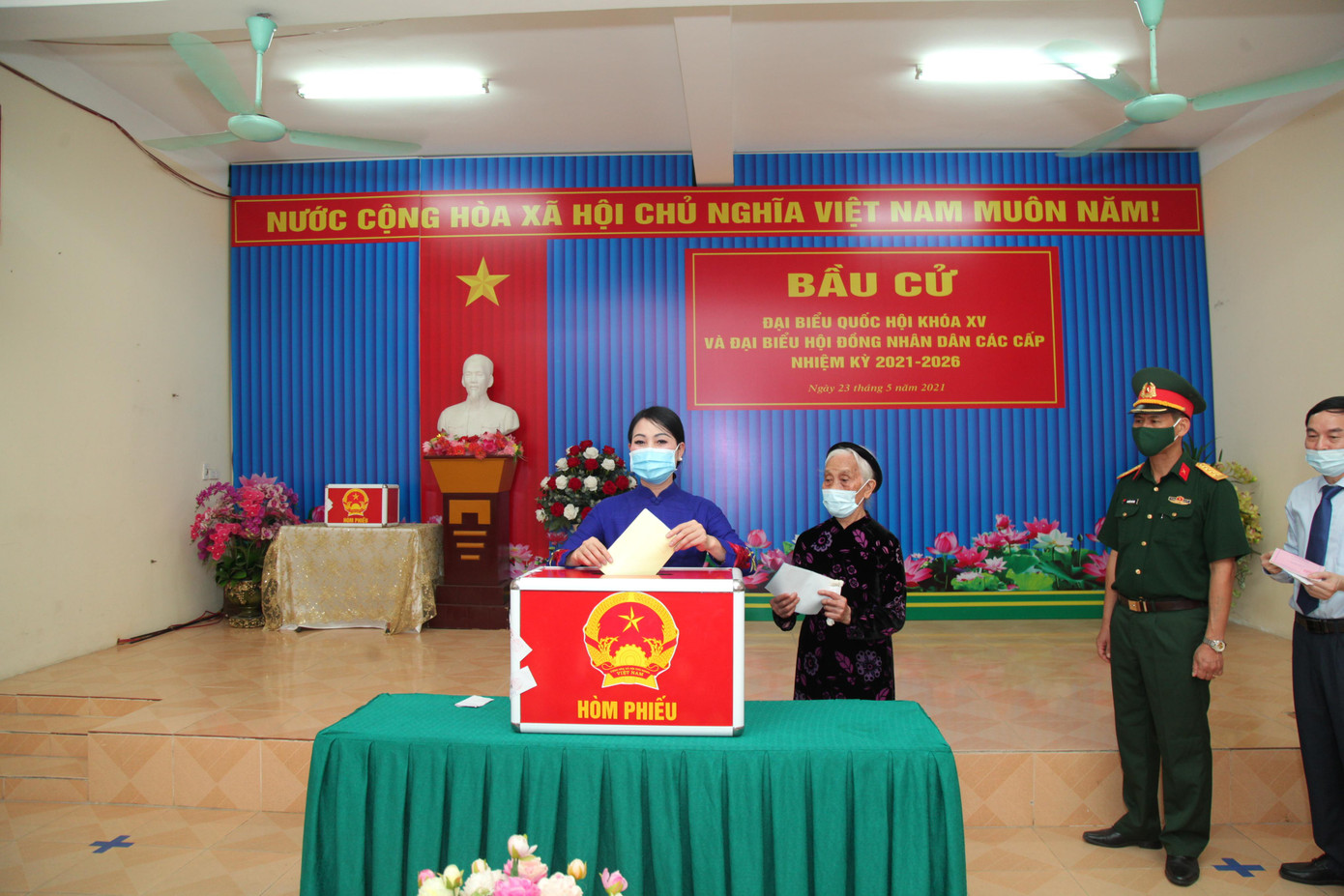 Bà Hoàng Thị Thúy Lan, Ủy viên T.Ư Đảng, Bí thư Tỉnh uỷ, Chủ tịch HĐND tỉnh, Trưởng Đoàn ĐBQH khóa XIV tỉnh dự khai mạc và bỏ phiếu tại khu vực bỏ phiếu số 1, phường Ngô Quyền, thành phố Vĩnh Yên. Theo báo cáo của Ủy ban bầu cử tỉnh Vĩnh Phúc, đến 10h30 ngày 23/5, tổng số cử tri đi bầu là 606.899 người trên tổng số 844.180 cử tri, đạt tỷ lệ 71.89%. Các điểm bỏ phiếu trong các khu cách ly tập trung, bệnh viện dã chiến đều đảm bảo.