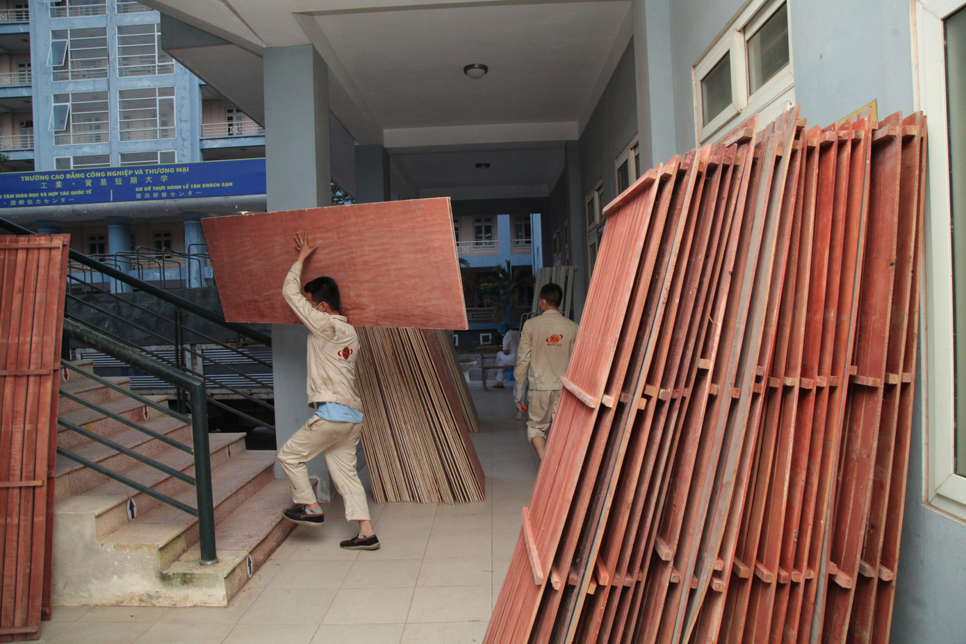 Trên cơ sở rà soát nhu cầu về chỗ ở, Vĩnh Phúc đã sắp xếp hơn 800 phòng ở cho chuyên gia với nhiều mức giá khác nhau để họ lựa chọn theo nhu cầu; trưng dụng khu ký túc xá Trường Đại học công nghệ Giao thông Vận tải và Trường Cao đẳng Công nghiệp và Thương mại làm nơi ở miễn phí cho 100% công nhân ngoại tỉnh và giao các địa phương phối hợp với các trường tổ chức vận hành ký túc xá, tổ chức nấu ăn cho công nhân nhưng do công nhân tự chi trả.