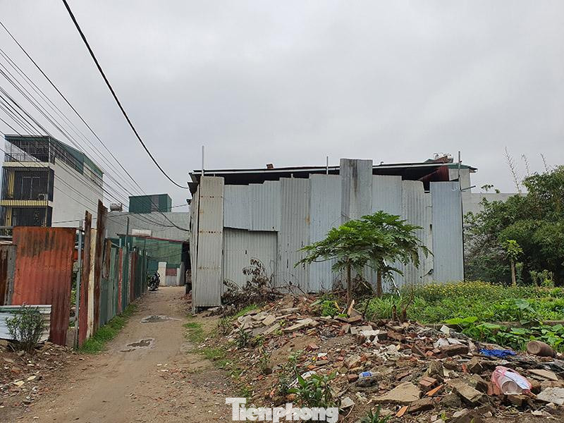 Ghi nhận của PV Tiền Phong tại các quận Hoàng Mai, Tây Hồ, huyện Mê Linh và Quốc Oai xuất hiện hàng trăm công trình lớn nhỏ xây dựng “trộm” bên trong lớp tôn bọc kín mít Tình trạng tương tự diễn ra ở các khu vực khác như Võ Chí Công