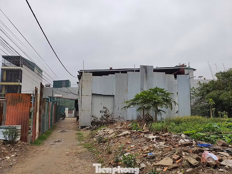 Ghi nhận của PV Tiền Phong tại các quận Hoàng Mai, Tây Hồ, huyện Mê Linh và Quốc Oai xuất hiện hàng trăm công trình lớn nhỏ xây dựng “trộm” bên trong lớp tôn bọc kín mít Tình trạng tương tự diễn ra ở các khu vực khác như Võ Chí Công