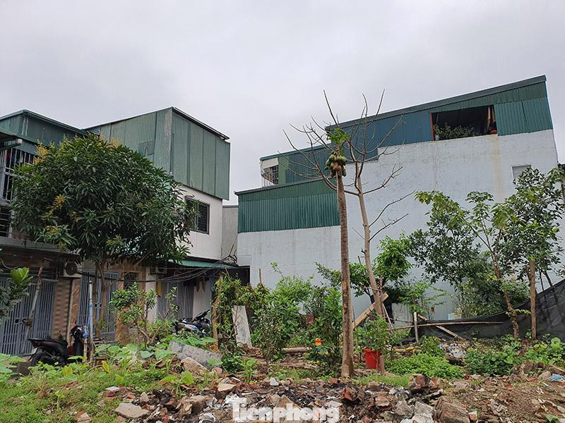 Các công trình xây dựng hoàn thiện từ lâu, nhiều người dân sinh sống ổn định tại công trình trái phép trên đất nông nghiệp ở các khu vực giáp ranh quận trung tâm.