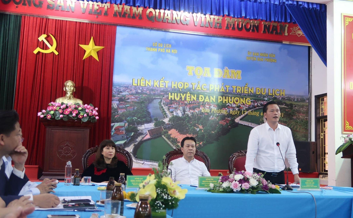 Bí thư huyện ủy Đan Phượng Trần Đức Hải ghi nhận, chia sẻ với những đóng góp tâm huyết của các doanh nghiệp lữ hành dành cho huyện