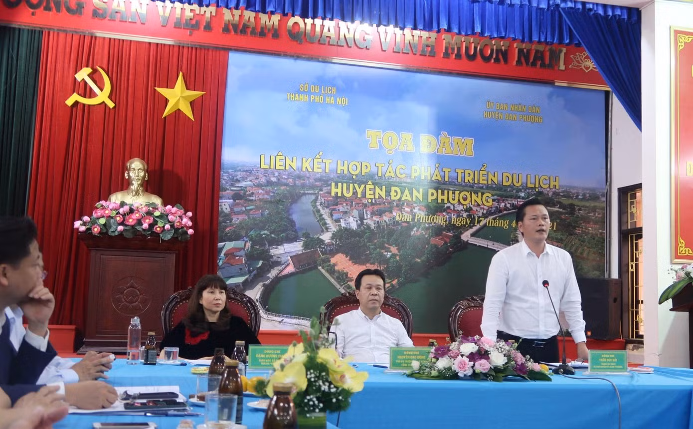 Bí thư huyện ủy Đan Phượng Trần Đức Hải ghi nhận, chia sẻ với những đóng góp tâm huyết của các doanh nghiệp lữ hành dành cho huyện Bí thư huyện ủy Đan Phượng Trần Đức Hải ghi nhận, chia sẻ với những đóng góp tâm huyết của các doanh nghiệp lữ hành dành cho huyện