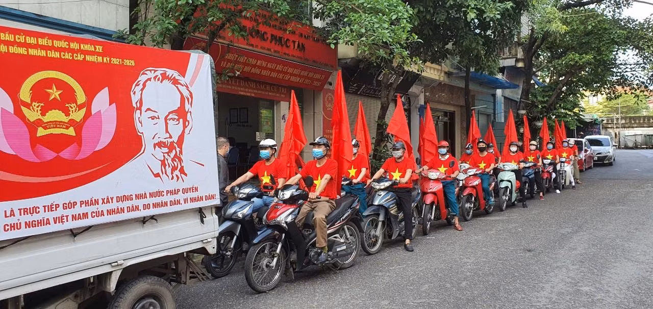 Quận Hoàn Kiếm cũng đã tổ chức 21 lượt đoàn xe tuyên truyền lưu động của quận, 36 lượt tuyên truyền của các phường trên các tuyến phố phát thanh các nội dung tuyên truyền về cuộc bầu cử.