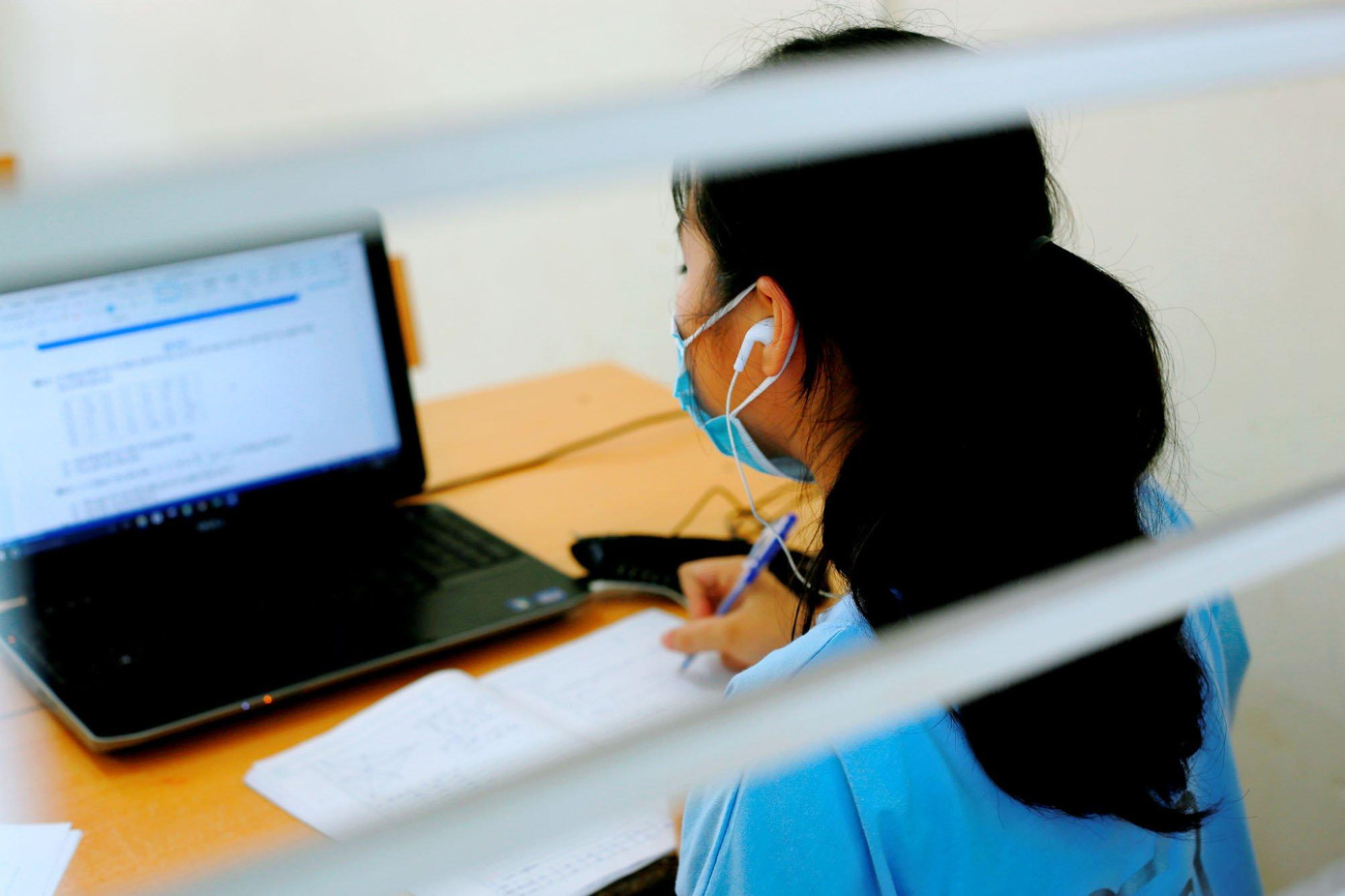 Theo Chủ tịch UBND tỉnh Vĩnh Phúc Lê Duy Thành, tỉnh đã có kinh nghiệm chống dịch trong đợt dịch đầu tiên năm 2020 là điều tra truy vết, đuổi theo dịch để dập dịch. "Tuy vậy với chủng virus Ấn Độ ở đợt dịch này, nếu chúng tôi vẫn thực hiện phương pháp điều tra truy vết thì sẽ không kịp vì tốc độ lây lan quá nhanh. Vì vậy, tỉnh Vĩnh Phúc quyết định thực hiện "chiến lược đánh chặn" để dập dịch hiệu quả hơn" - ông Thành nói.