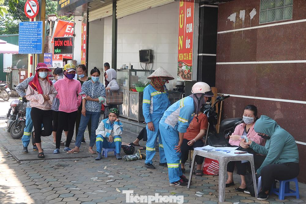 Ghi nhận của PV Tiền Phong sáng 6/7, hàng chục công nhân vệ sinh môi trường (VSMT) của các tổ Mỹ Đình 2, Phú Đô, Lê Đức Thọ... đã có mặt trước sân vận động Mỹ Đình để nhận nốt phần lương còn bị chậm.