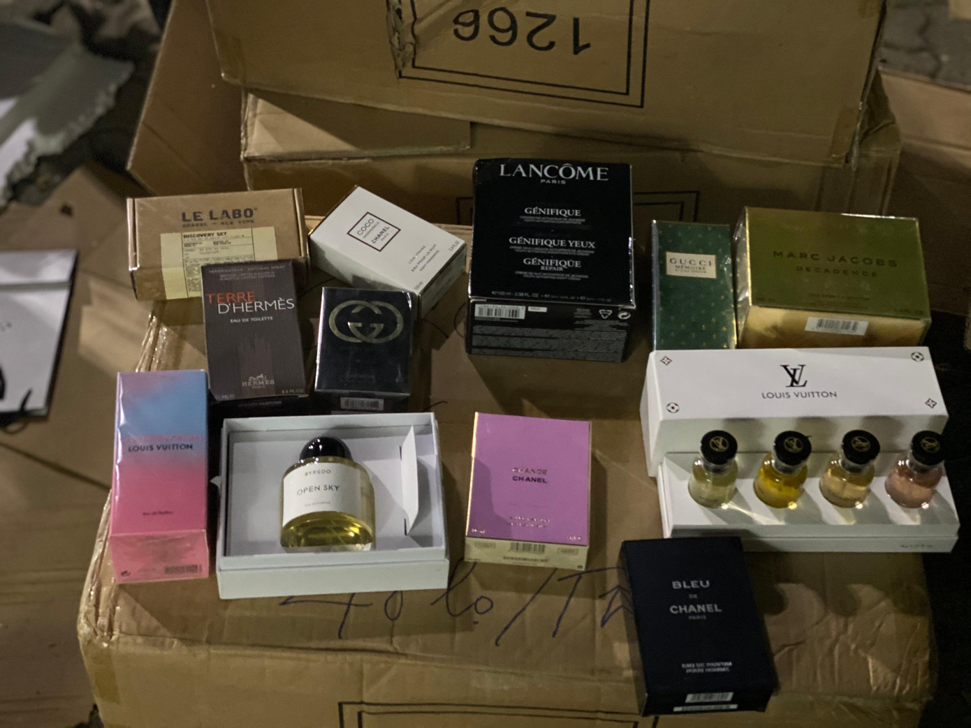 Rất nhiều sản phẩm bán chạy của các thương hiệu nổi tiếng đang được lưu trữ trong kho hàng