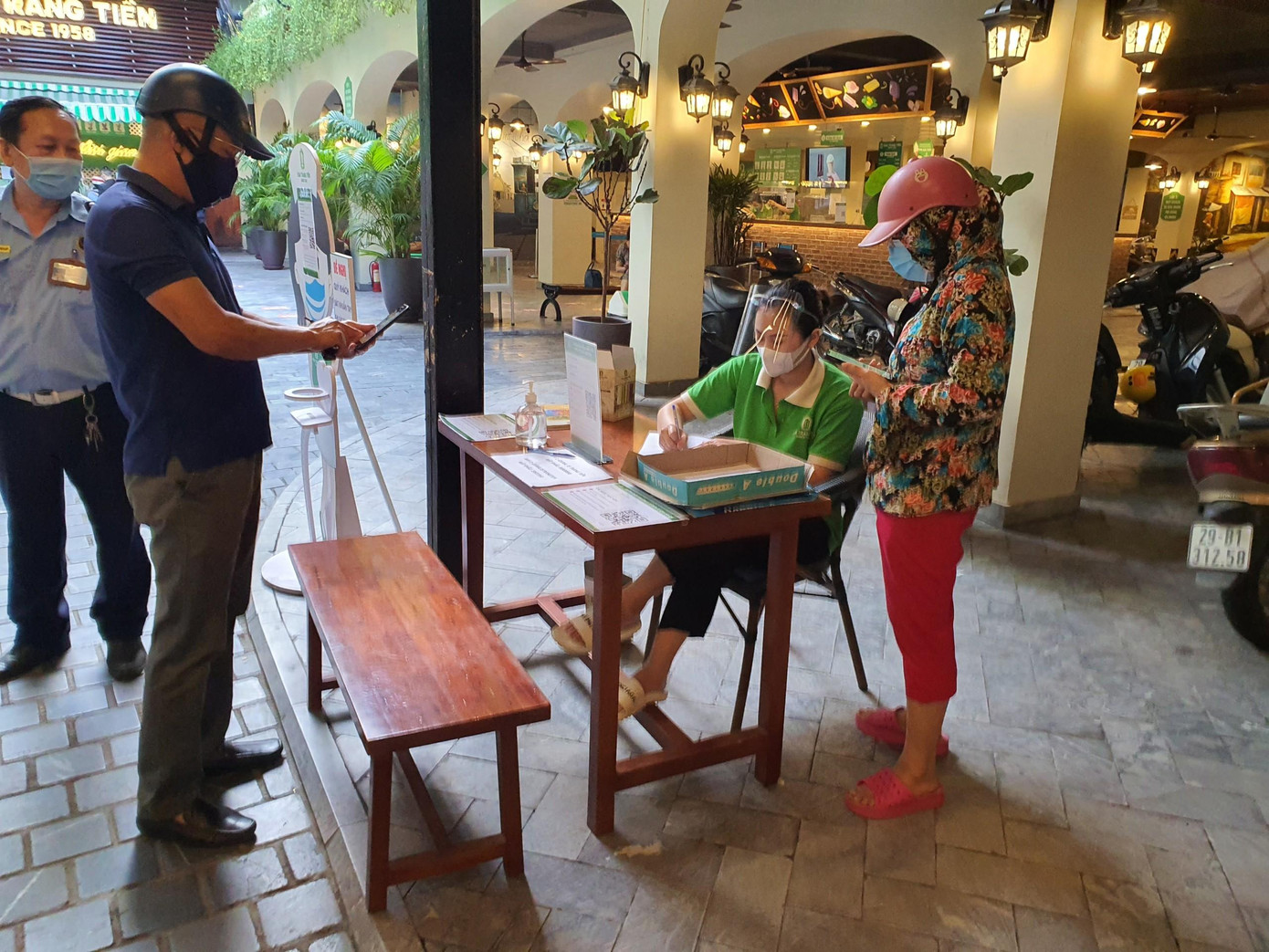 Ở các cửa hàng lớn mới có lực lượng hướng dẫn, hỗ trợ quét mã QR