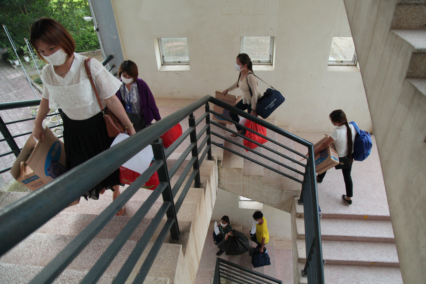 Các công nhân di chuyển đến Khu nhà ở công nhân tại trường Cao đẳng Công nghiệp và Thương mại tỉnh