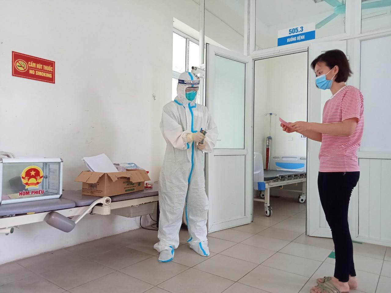 Tại các khu cách ly trong bệnh viện dã chiến, hòm phiếu được mang đến các địa điểm để người dân thực hiện bỏ phiếu