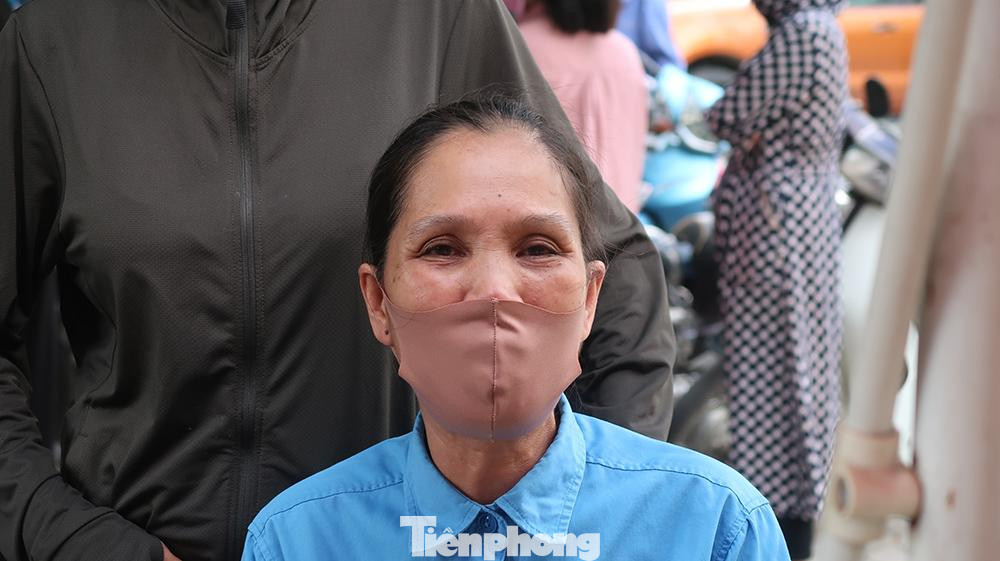 Các công nhân vui mừng khi nhận những tiền lương