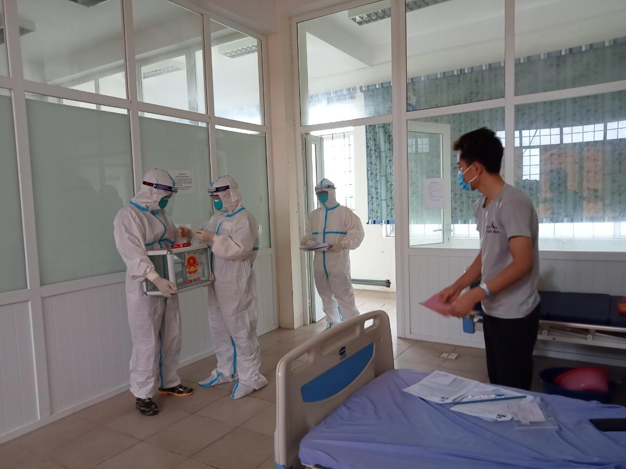 Dù thực hiện bầu cử trong hoàn cảnh rất đặc biệt nhưng tâm trạng chung của các cử tri là mong chờ, háo hức khi được tự tay bỏ lá phiếu bầu cử.