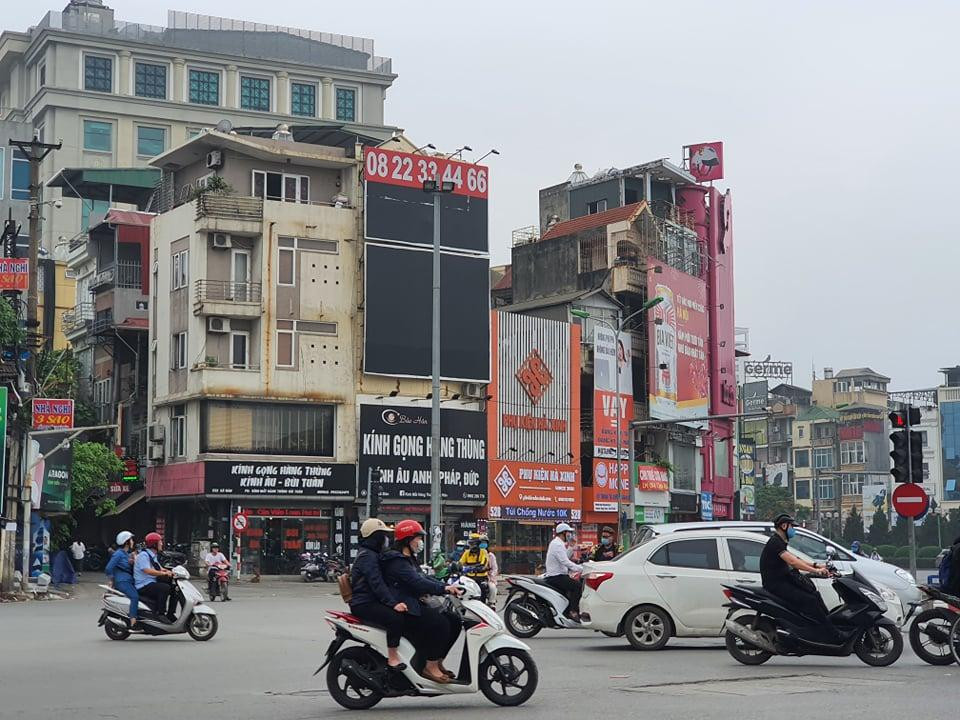 Theo Luật Quảng cáo, kích thước biển hiệu được quy định rõ ràng: Đối với biển hiệu ngang thì chiều cao tối đa là 2 m, chiều dài không vượt quá chiều ngang mặt tiền nhà; đối với biển hiệu dọc thì chiều ngang tối đa là 1 m, chiều cao tối đa là 4 m nhưng không vượt quá chiều cao của tầng nhà nơi đặt biển hiệu. Biển hiệu không được che chắn không gian thoát hiểm, cứu hỏa; không được lấn ra vỉa hè, lòng đường, ảnh hưởng đến giao thông công cộng….