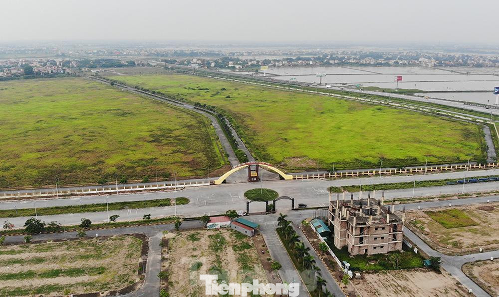 Về tính thị trường, KCN này nằm giáp địa bàn tỉnh Hà Nam, nơi đang thu hút các doanh nghiệp về đầu tư với giá thuê đất rẻ hơn một nửa gây khó khăn cho KCN HANSSIP.