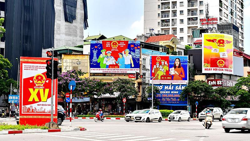 Công tác trang trí, cổ động trực quan đã được triển khai từ ngày 25/3/2021. Đến nay, toàn quận đã trang trí, chăng treo 2.551 baner, 1.246m2 pano, 118 băng rôn, hồng kỳ, tạo cảnh quan đường phố đẹp rực rỡ, sẵn sàng cho ngày hội lớn của cả nước.