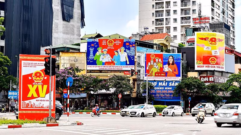 Công tác trang trí, cổ động trực quan đã được triển khai từ ngày 25/3/2021. Đến nay, toàn quận đã trang trí, chăng treo 2.551 baner, 1.246m2 pano, 118 băng rôn, hồng kỳ, tạo cảnh quan đường phố đẹp rực rỡ, sẵn sàng cho ngày hội lớn của cả nước.