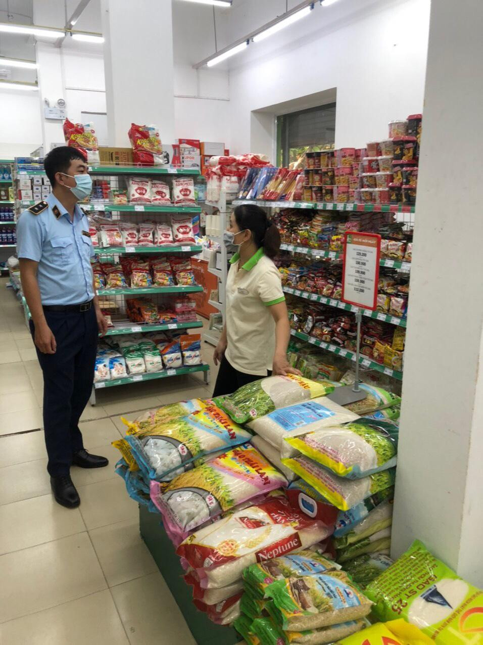 Lực lượng Quản lý thị trường kiểm tra niêm yết giá tại quận Ba Đình Lực lượng Quản lý thị trường kiểm tra niêm yết giá tại quận Ba Đình