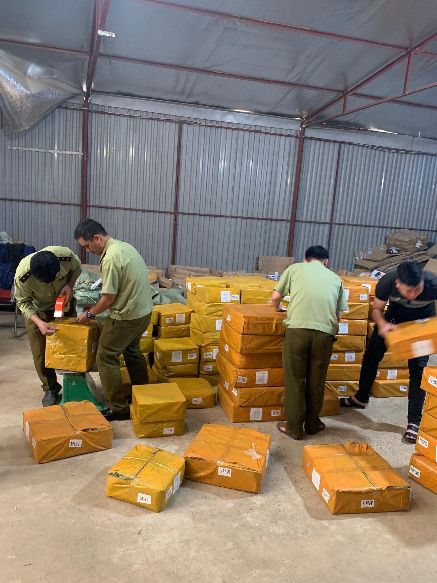 Kho vận chuyển chứa số lượng lớn tinh dầu không rõ nguồn gốc Kho vận chuyển chứa số lượng lớn tinh dầu không rõ nguồn gốc