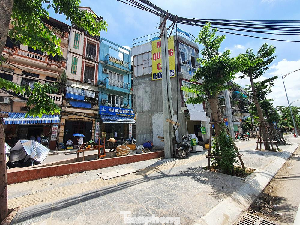 Ngôi nhà trước cửa số nhà 128 Đại La (phường Đồng Tâm, quận Hai Bà Trưng), sau khi được Ban quản lý dự án đầu tư xây dựng quận Hai Bà Trưng tổ chức giải phóng mặt bằng, căn nhà nằm giữa 2 con đường tạo sự nhếch nhác cho cả tuyến đường nghìn tỷ.