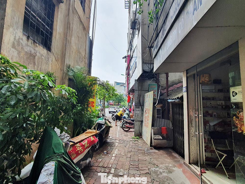 Hiện nay phường vẫn đang vận động người dân nhận tiền đền bù, còn thành phố cũng đã có quyết định phê duyệt bổ sung 3 hộ trên vào dự án đầu tư xây dựng đường Vành đai 1. Tuy nhiên, thành phố giao Ban quản lý dự án (BQLDA) đầu tư xây dựng công trình văn hóa xã hội Hà Nội làm chủ đầu tư nên phường không nắm được tiến độ.