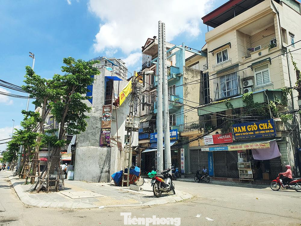 Đáng chú ý, trên các tuyến đường mới mở cũng xuất hiện những "lô cốt" kiểu mới. Đây là những công trình đủ diện tích tồn tại, đủ vỉa hè nhưng lại gây bức xúc cho người dân.