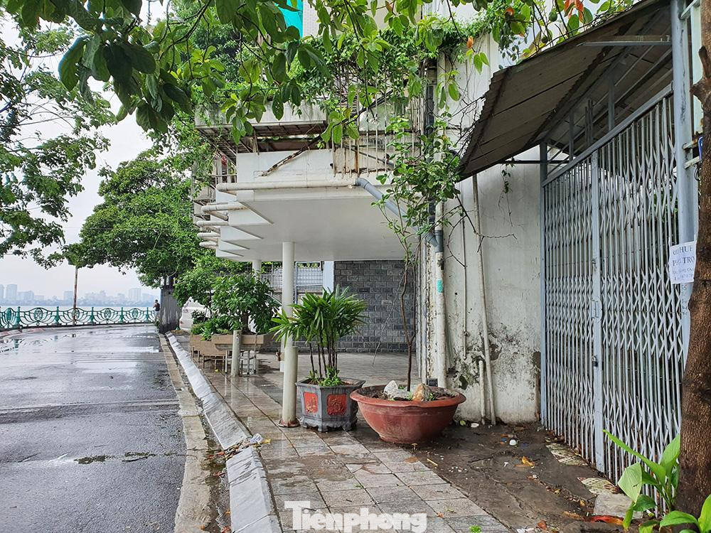 Căn nhà số 195 đường Vệ Hồ (phường Xuân La, quận Tây Hồ) lấn chiếm toàn bộ vỉa hè