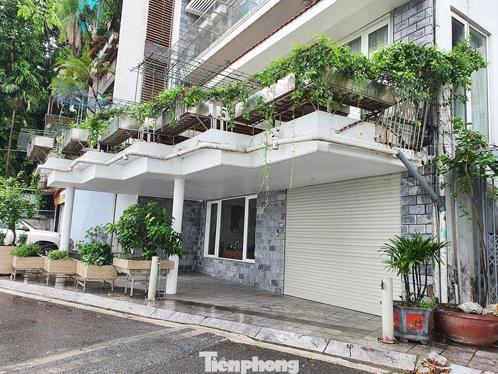 Đại diện UBND phường Xuân La cho biết, phần vỉa hè chính là đất của ngôi nhà còn lại sau giải phóng mặt bằng mở đường ven hồ. Tồn tại này đã có từ hơn chục năm nay.