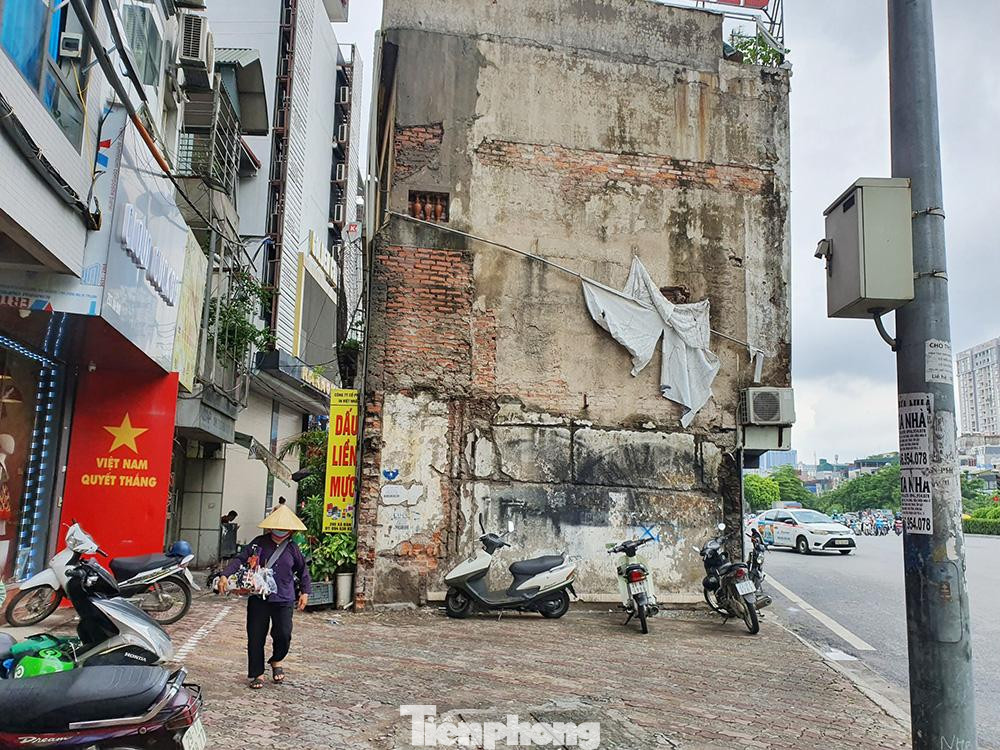 Đằng sau căn nhà này là một lối đi nhỏ vừa đủ cho 2 xe máy tránh nhau