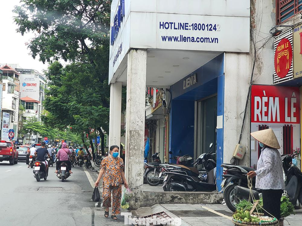 Một công trình xây cả trụ qua vỉa hè tại đường Tôn Đức Thắng, phường Quốc Tử Giám, quận Đống Đa