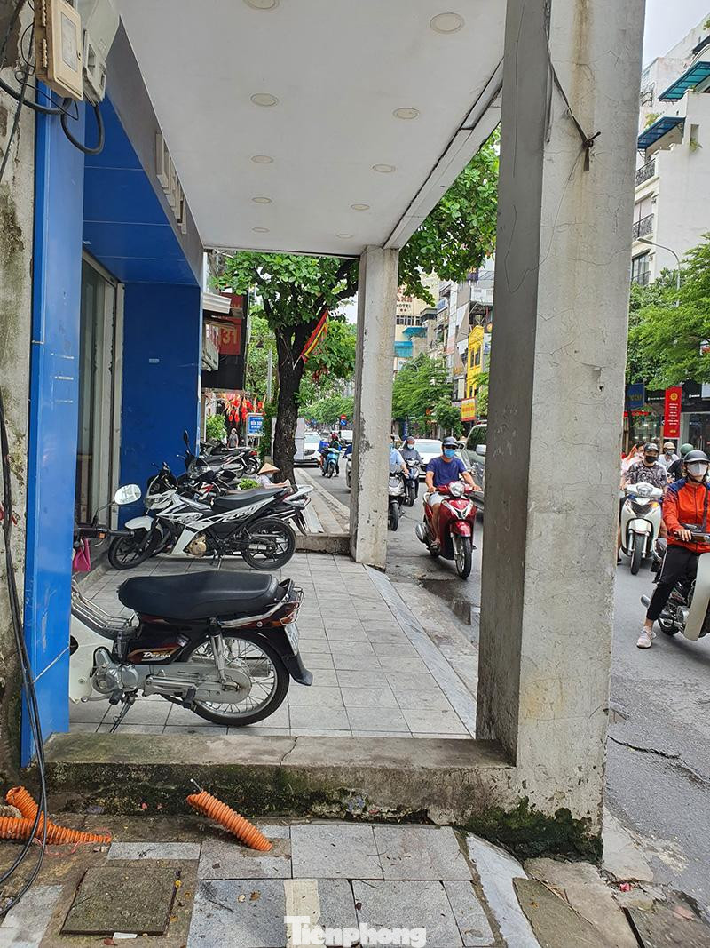 Từ năm 2017, UBND quận Đống Đa đã từng khẳng định sẽ bồi thường, giải phóng mặt bằng căn nhà nhưng đến nay vẫn "mắc" do căn nhà có quá nhiều đồng sở hữu, nhiều người không cư trú tại Việt Nam.