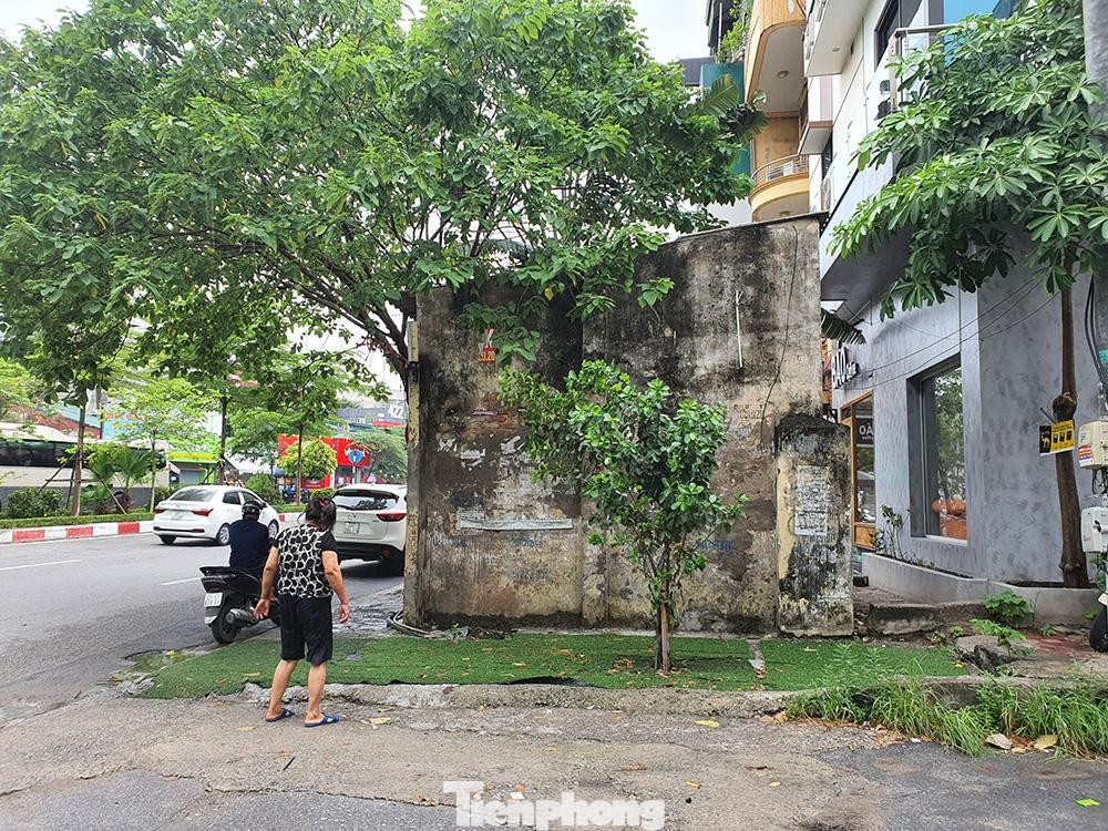 Còn ngôi nhà không số ở phố Nguyễn Phong Sắc (quận Cầu Giấy) nằm ngay giữa vỉa hè, ôm trọn một khoảng đất vàng.