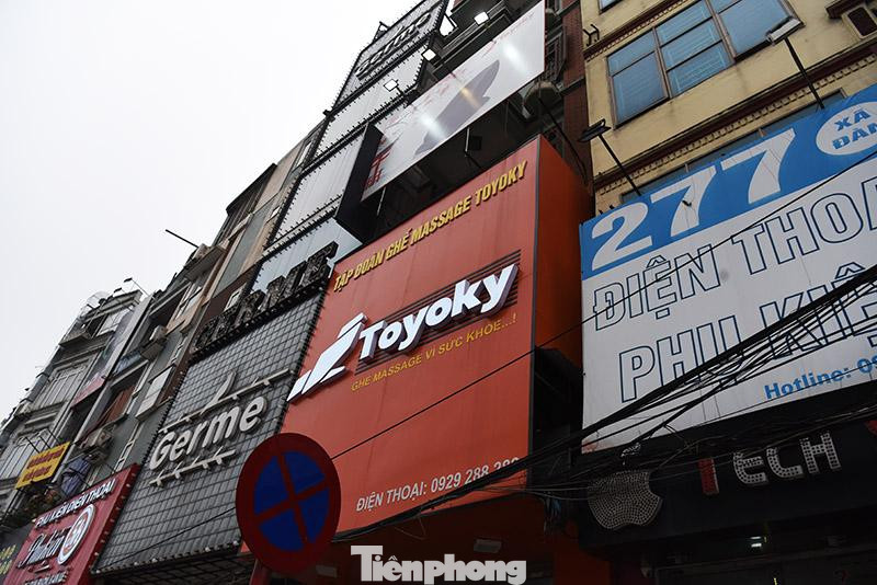 Đối với những biển quảng cáo khung sắt giăng khắp phố, các chuyên gia cho rằng đây là mối nguy thực sự. Nhiều trường hợp xe cứu hỏa tiếp cận nạn nhân chậm chỉ bởi mất thời gian dùng kìm cộng lực, cưa để phá bảng quảng cáo.