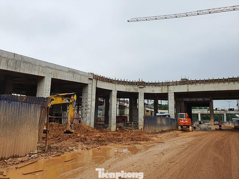 Các công trình phụ trợ trong nhà máy cũng cơ bản hoàn thành như cầu dẫn xe chở rác, kết cấu thép nhà máy chính, khu xử lý tro xỉ.