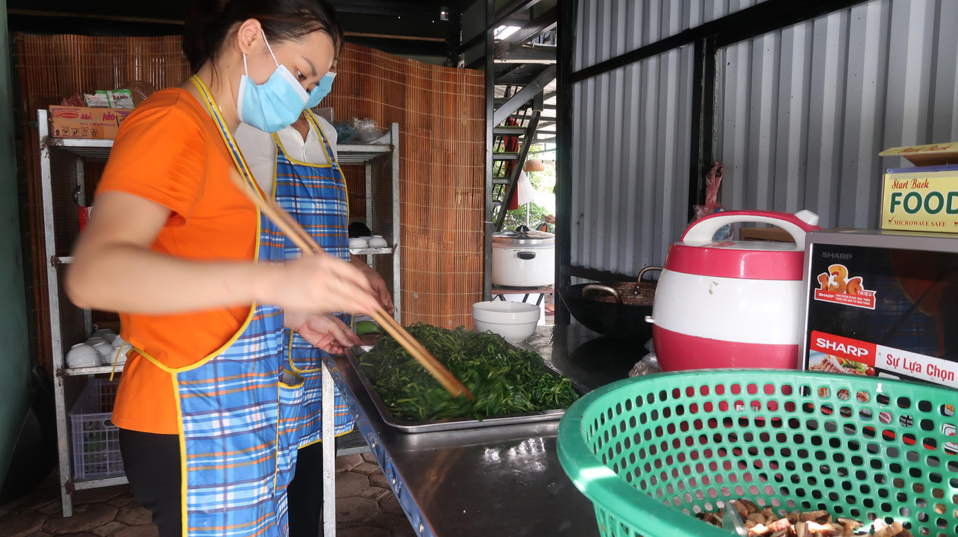 Nhóm có 12 người phân công nhau các công việc nấu nướng như: Đi chợ, chọn thực đơn... Đặc biệt, toàn bộ kinh phí đều được người dân và các ban ngành đoàn thể trong xã hưởng ứng, ủng hộ mô hình.