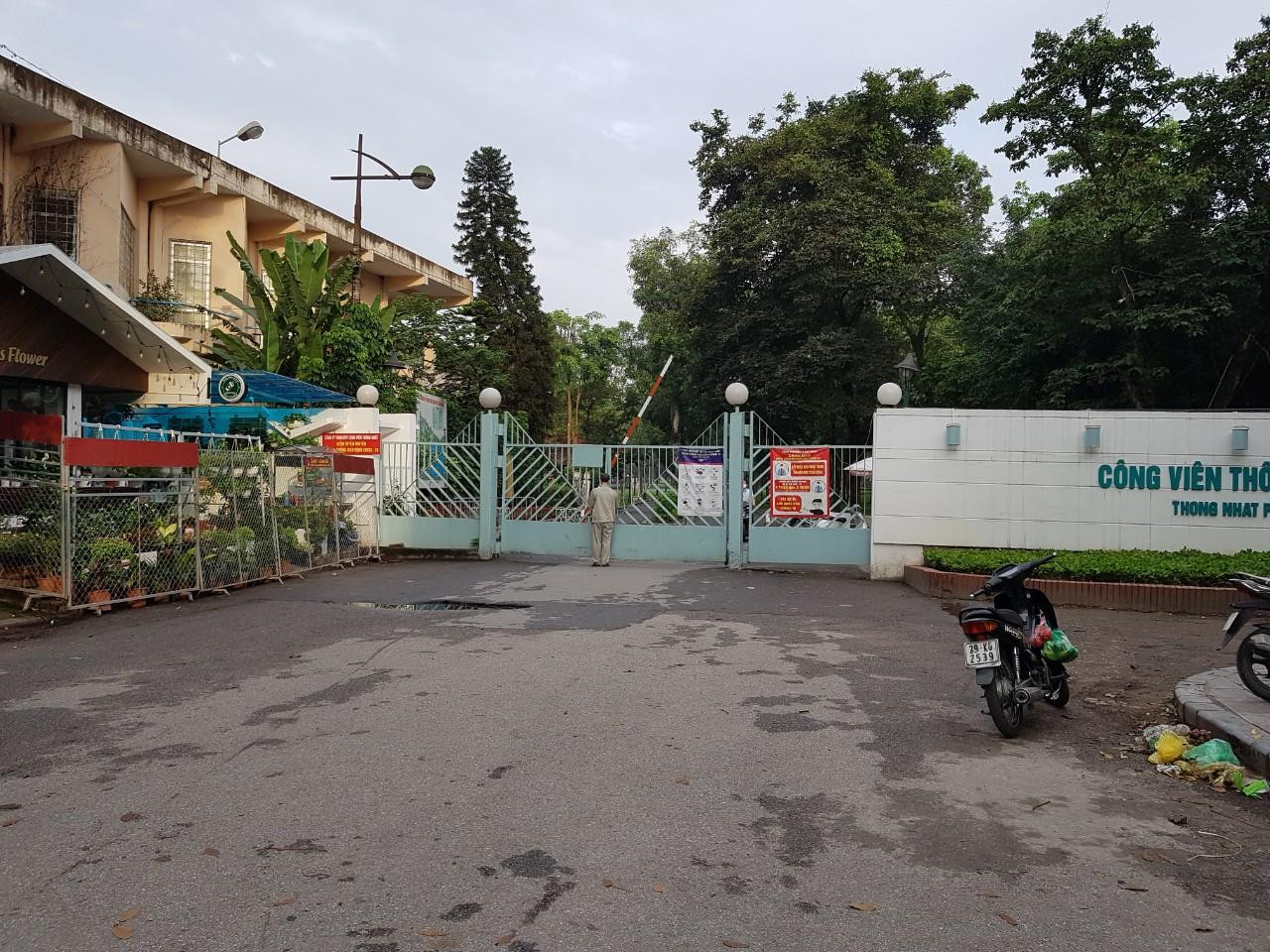 Mỗi cổng ra vào Công viên đang có chốt trực của lực lượng bảo vệ