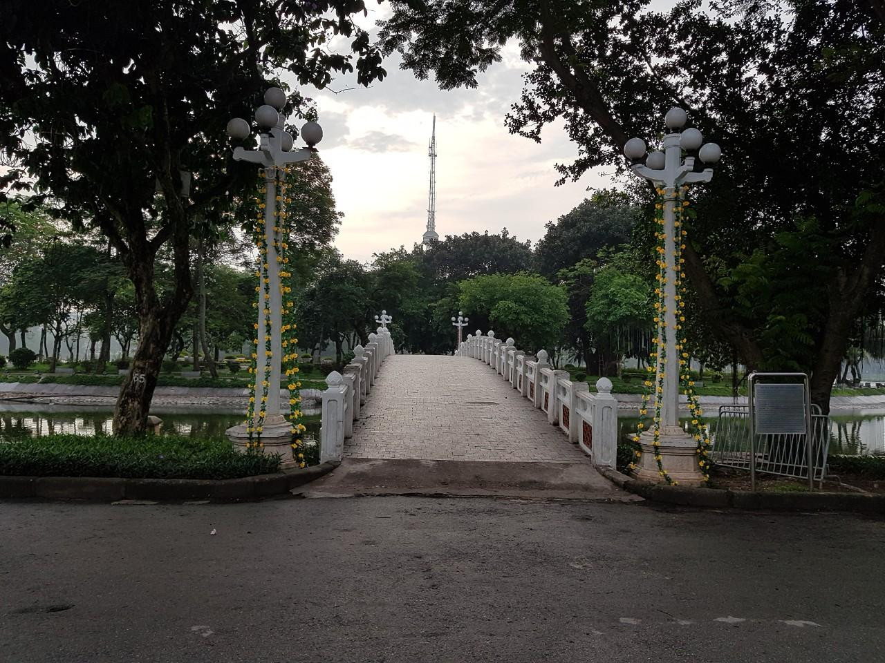 Từ sáng sớm, lực lượng công an các phường cùng bảo vệ công viên lập các chốt ở cổng vào để hướng dẫn, tuyên truyền cho người dân.