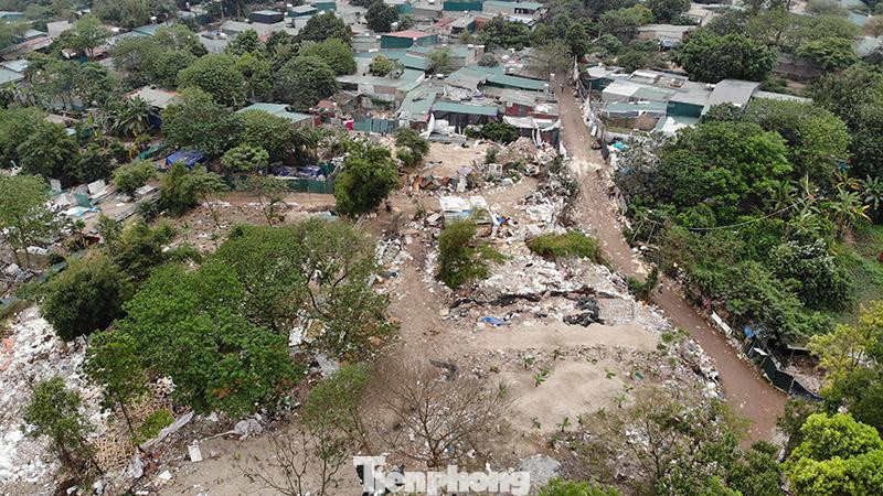 Hiện tượng đổ vật liệu xây dựng, lấn lòng sông Hồng diễn ra ở nhiều khu vực thuộc quận Tây Hồ