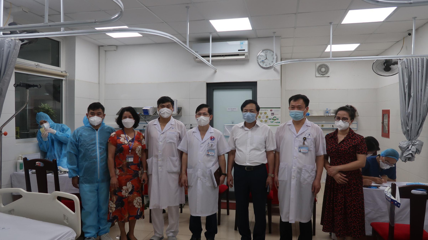 Đoàn thăm, động viên các y, bác sĩ đang làm nhiệm vụ cũng như người dân tiêm vắc xin phòng Covid-19. Đoàn thăm, động viên các y, bác sĩ đang làm nhiệm vụ cũng như người dân tiêm vắc xin phòng Covid-19.