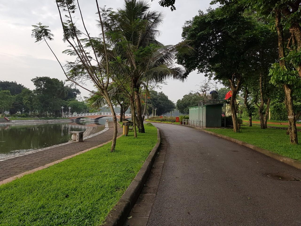 Bên trong Công viên Thống Nhất (quận Hai Bà Trưng) không một bóng người