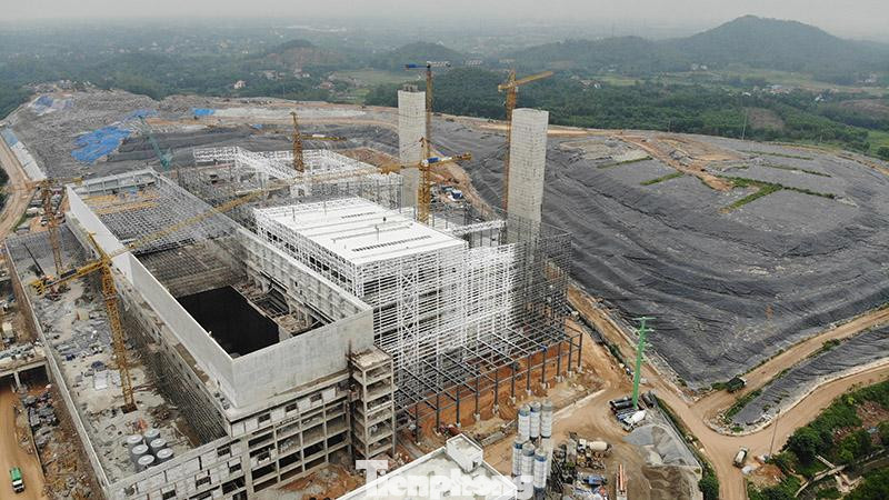 Đến nay, nhà máy chính đã hoàn thành thi công phần kết cấu sàn đổ rác số 1, số 2, lắp đặt các hệ thống lò đốt và hàn nối đường ống, cơ bản hoàn thành lắp đặt lò hơi tận dụng nhiệt và đang khẩn trương lắp đặt thiết bị.