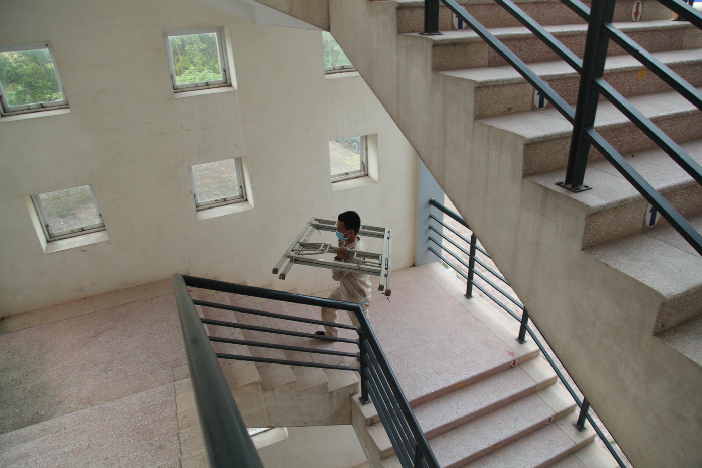 Nhằm giữ vững thành quả chống dịch và không để dịch bệnh COVID-19 xâm nhập vào các khu công nghiệp, từ 0 giờ 00 phút ngày 27/5, Vĩnh Phúc đã dừng việc di chuyển ra, vào tỉnh đối với công nhân lao động ở các tỉnh: Bắc Giang, Bắc Ninh, Thái Nguyên, Hải Dương, Hà Nam, thành phố Hà Nội. Đồng thời, đưa ra nhiều giải pháp về nơi ở cho chuyên gia, người lao động trong các khu công nghiệp, thực hiện mục tiêu vừa bảo đảm duy trì hoạt động sản xuất kinh doanh bình thường của các doanh nghiệp vừa phòng chống dịch bệnh.