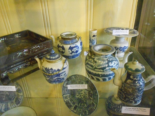 Ngoài chén “Khổng Tử”, nhà cổ Tấn Ký còn lưu giữ hàng trăm món cổ vật quý khác