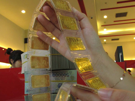 Vàng của người dân sẽ rất lãng phí khi từ NH quay về nằm im trong tủ ở nhà. Ảnh: Đ.N.Thạch