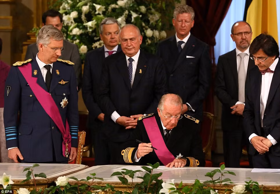 Cựu vương Albert II ký vào văn bản thoái vị để nhường ngôi cho con trai, thái tử Philippe