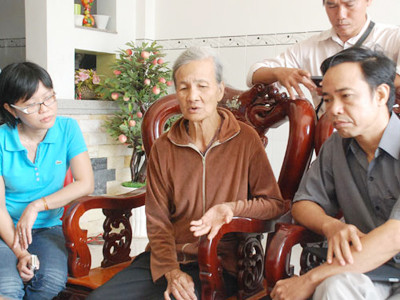 Tổng Biên tập Báo Người Lao Động Đỗ Danh Phương (bìa phải) đang chia sẻ nỗi đau với những mất mát của mẹ nhà báo Hoàng Hùng. Ảnh: Tấn Thạnh