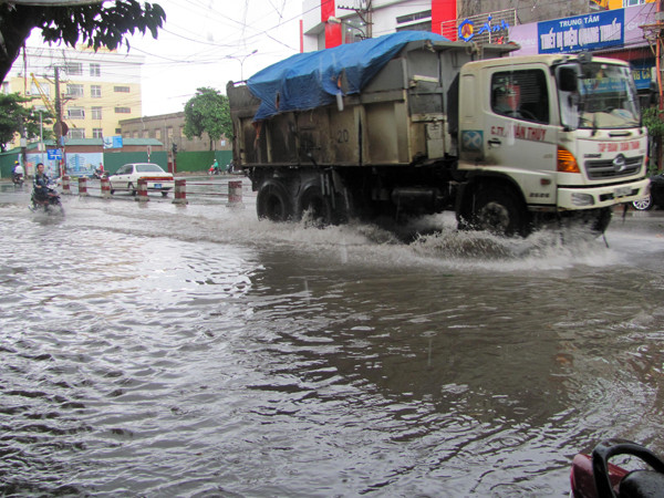 Đường phố Ninh Bình cũng ngập chìm trong nước