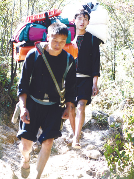 Mỗi chuyến đi, các porter nhận được 150.000 đồng/ngày