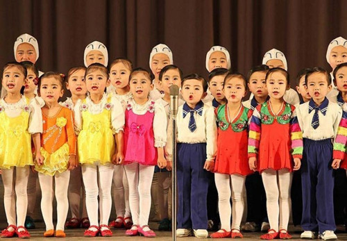 Các em thiếu nhi ở Rason biểu diễn trên sân khấu