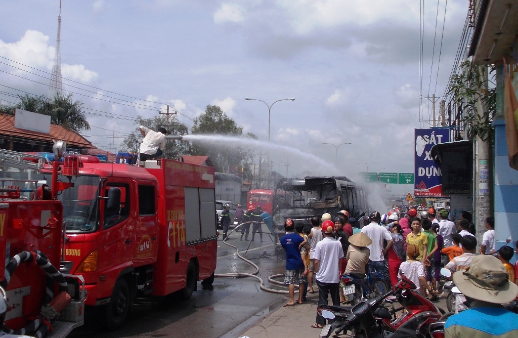 Lực lượng PCCC nỗ lực khống chế đám cháy